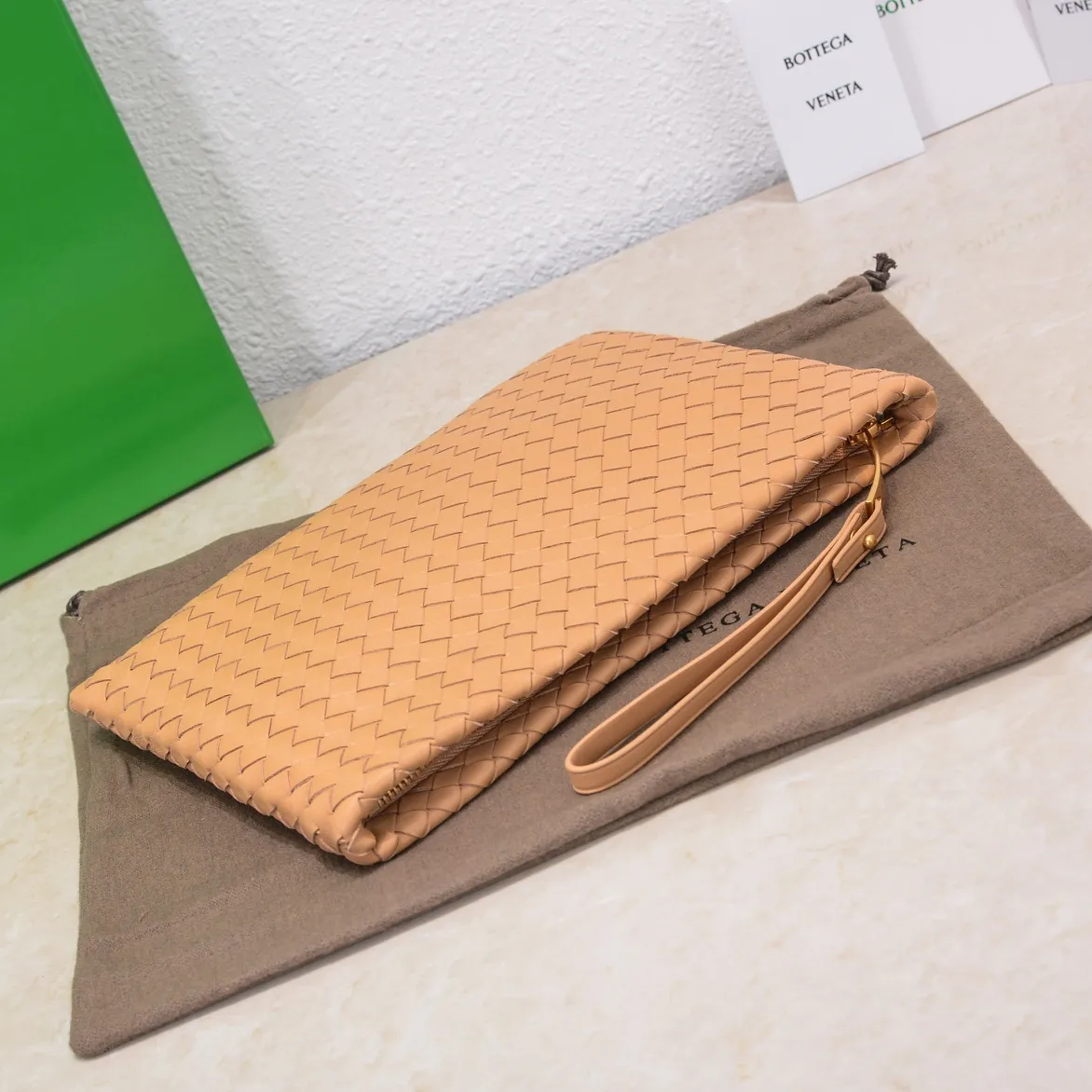 Bv 2022 new woven sheepskin handbag with woven fabric lining. This handbag continues the previous iconic weaving process. The leather is fine and genuine and feels very soft, and the overall shape is excellent. There are multiple card slots inside to store artifacts in an orderly manner. It looks casual, but it is the finishing touch to your whole body. Best choice for gifts or personal use. Size: 30cm, model: 80-2#